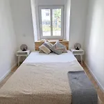Central Modern Apt Private Patio Ac Lisbona